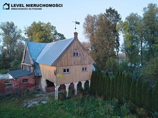 Elbląg LEVEL NIERUCHOMOŚCIDom z czterystumetrową linią brzegową, podcieniowy (holenderski) z 1879 roku na działce