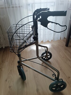 Elbląg Sprzedam chodzik rehabilitacyjny trójkołowy z koszykiem. 100 % sprawny. 
Odbiór osobisty Elbląg oś. Zawada