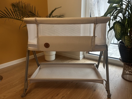 Elbląg Sprzedam dostawkę do łóżka lionelo luna. 
Łóżeczko na kółkach z regulowaną wysokością. W zestawie materac firmy