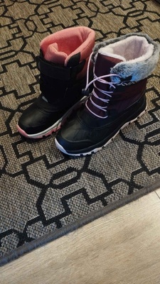 Elbląg Oddam w zamian za gorzką czekoladę (min. 70% kakao) dwie pary śniegowców (rozmiar 35 i 36) dla dziewczynki w