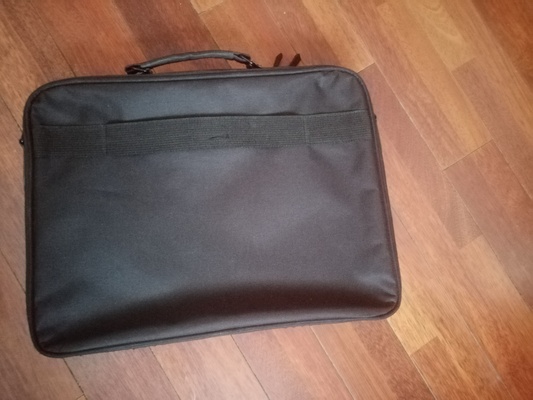 Elbląg Sprzedam torbę do laptopa 
Użyta raptem 3 razy. 
Wymaga tylko odświeżenia. 
Dorzucam jeszcze plecaczek. 
Też do