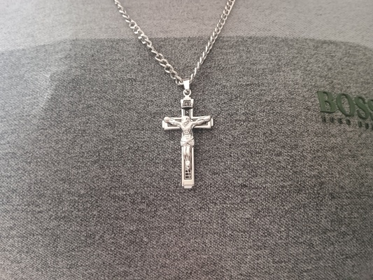Elbląg Oferuję na sprzedaż elegancki łańcuszek z pięknym krzyżykiem, wykonany ze stali nierdzewnej, który będzie
