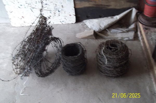 Elbląg Sprzedam dwa krążki drutu kolczastego gr.2,5 mm. Waga jednego krążka ponad 15 kg. Cena 100 zł. za krążek.