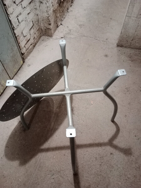 Elbląg Witam sprzedam stolik metalowy. Wymiary wysokość 70 cm, średnica 70 cm odległość nóżek 60 cm x 60 cm. Jeśli