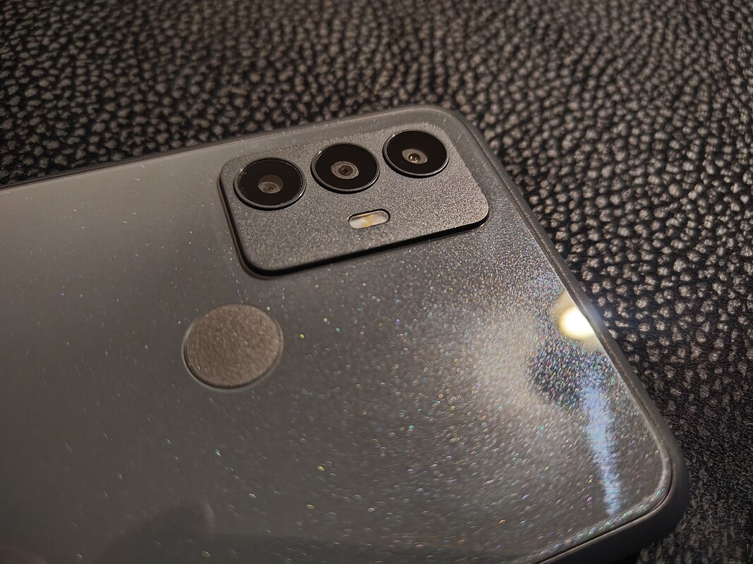 Elbląg Sprzedam zadbany, w pełni sprawny telefon TCL306.
Posiada wejście na dwie karty SIM oraz kartę pamięci i