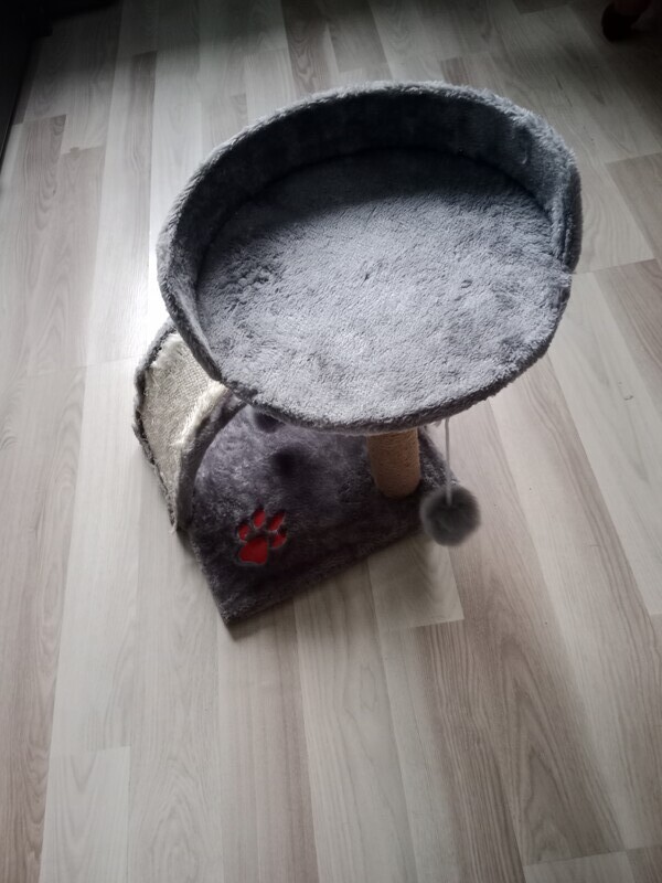 Elbląg Sprzedam drapak dla kota.
Wysokość 38 cm, średnica okręgu 30 cm, podstawa 33 cm x 33 cm. Stan widoczny na