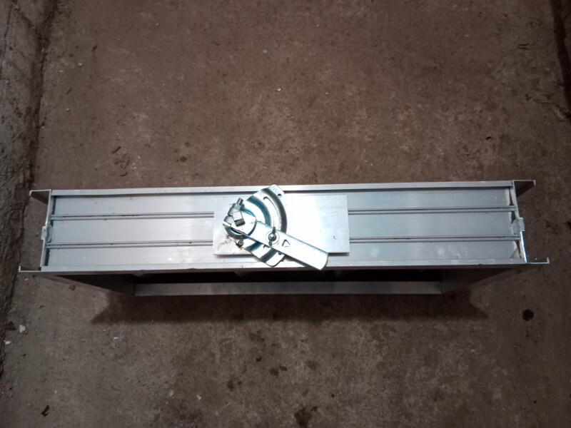 Elbląg Sprzedam przepustnicę aluminiowa. Posiadam 2 sztuki. Wymiary długość całkowita 69 cm x 37,5 cm, grubość 11,5