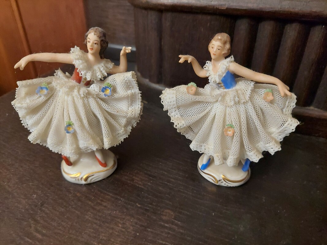 Elbląg PIEKNE LUSTRO-- OKNO.
Z OKIENNICAMI I LUKIEM
FIGURKI PORCELANOWE
KRYSZTALOWE OZDOBY