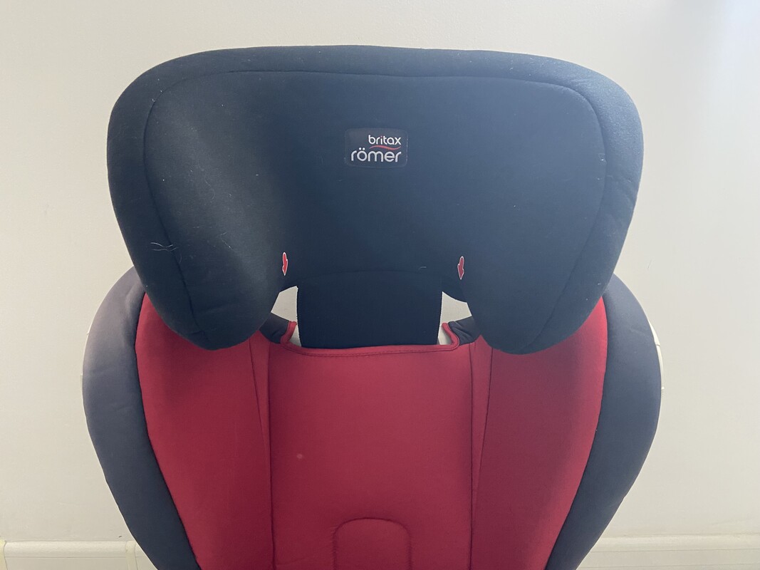 Elbląg Fotelik samochodowy Britax Romer, przeznaczony dla dzieci w przedziale wagowym 15-36 kg,
Fotelik jest
