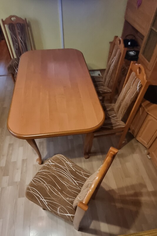 Elbląg Stół drewniany i 4 krzesła. Wymiary stołu to 80x150cm (200cm po rozłożeniu). Komplet 4 letni w stanie idealnym,