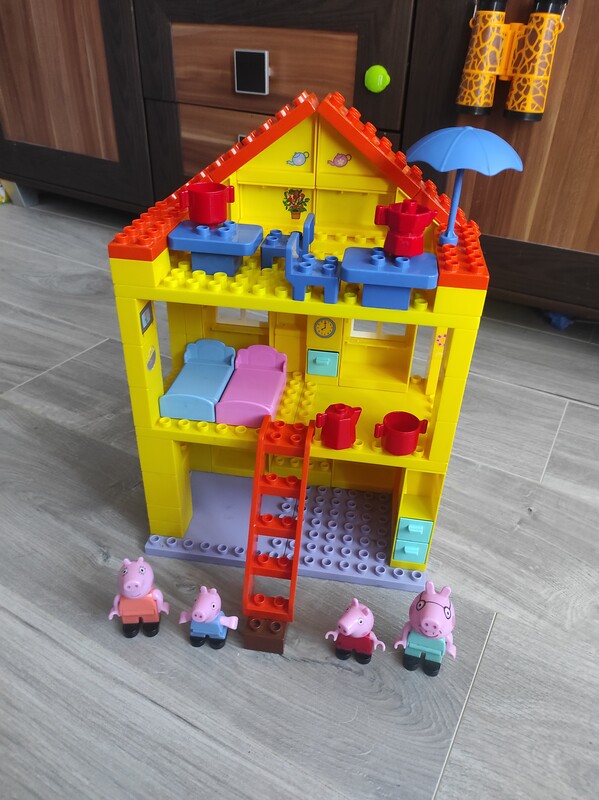 Elbląg Sprzedam domek świnki Peppy z ogrodem oraz figurkami stan bdb