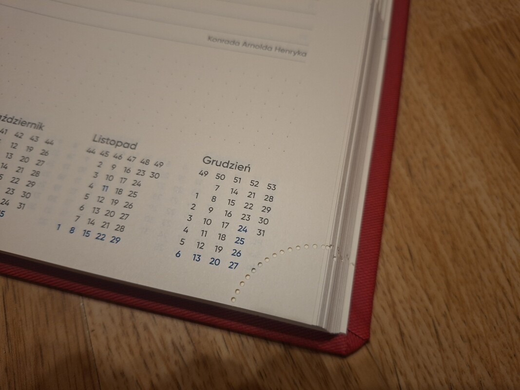 Elbląg Kalendaez książkowy A4,czerwona, fajna okładka.
Nowy, na rok 2026.
Są strony miesięczne, z podziałem na dni,