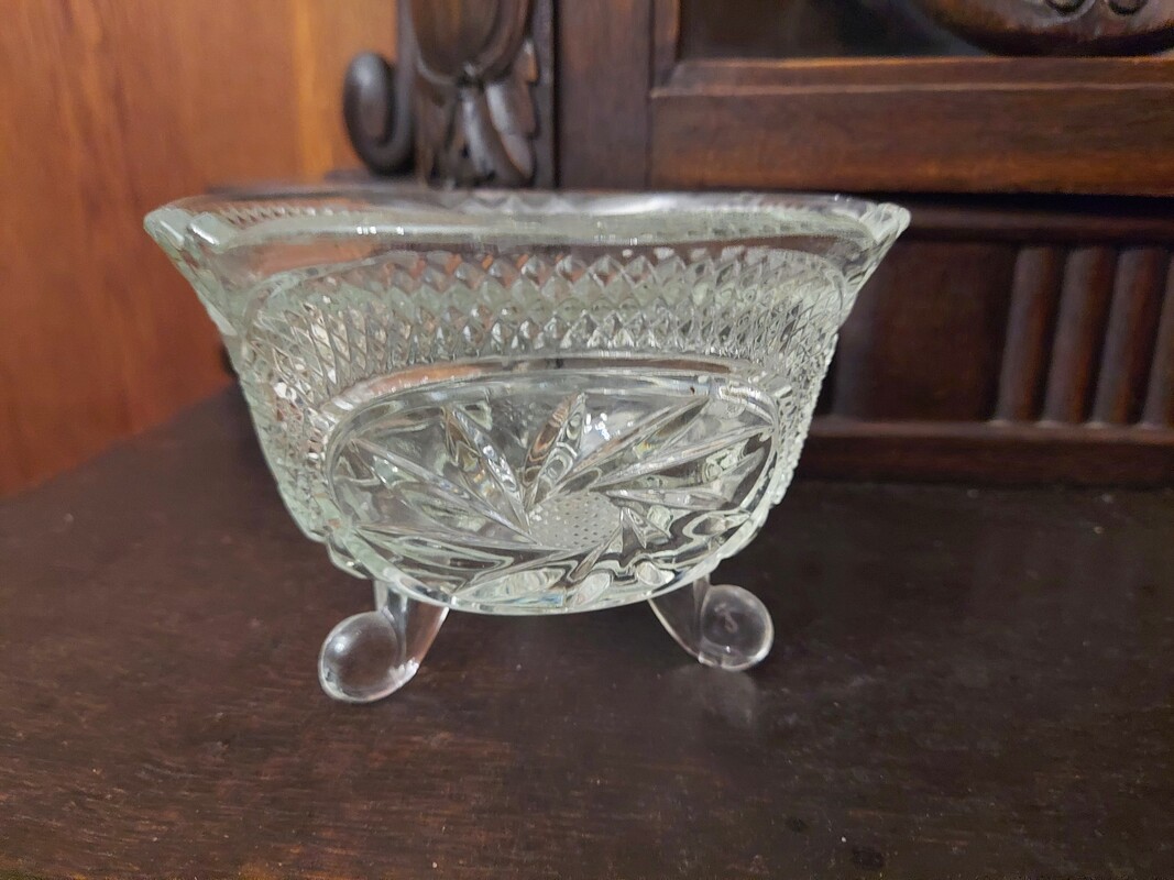 Elbląg PIEKNE LUSTRO-- OKNO.
Z OKIENNICAMI I LUKIEM
FIGURKI PORCELANOWE
KRYSZTALOWE OZDOBY