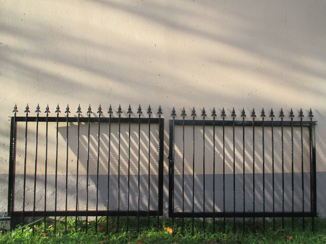 Elbląg Brama dwuskrzydłowa o szer.3 m i wysokości 1,30 m. Wykonana z tralek metalowych o przekroju 12mm x 12 mm. Cena