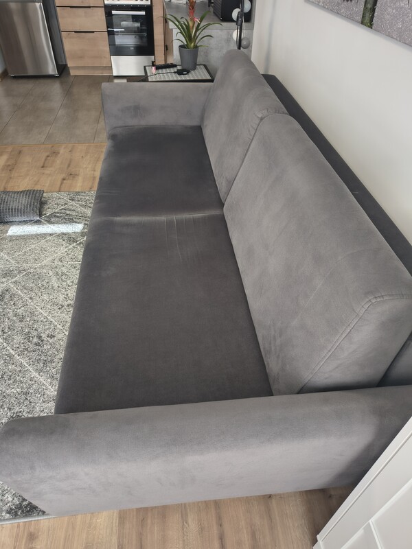 Elbląg Wygodna sofa w bardzo dobrym stanie. Idealna do salonu lub pokoju gościnnego. Szara.
Nie posiada żadnych dziur