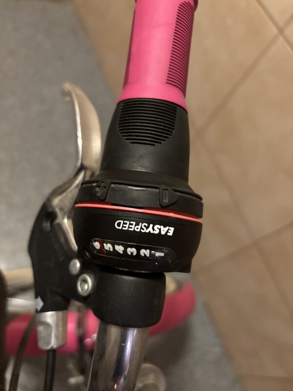 Elbląg Sprzedam rower dla dziewczynki, rower jest w bardzo dobrym stanie, wyposażony w koszyk na przedzie, stópkę,