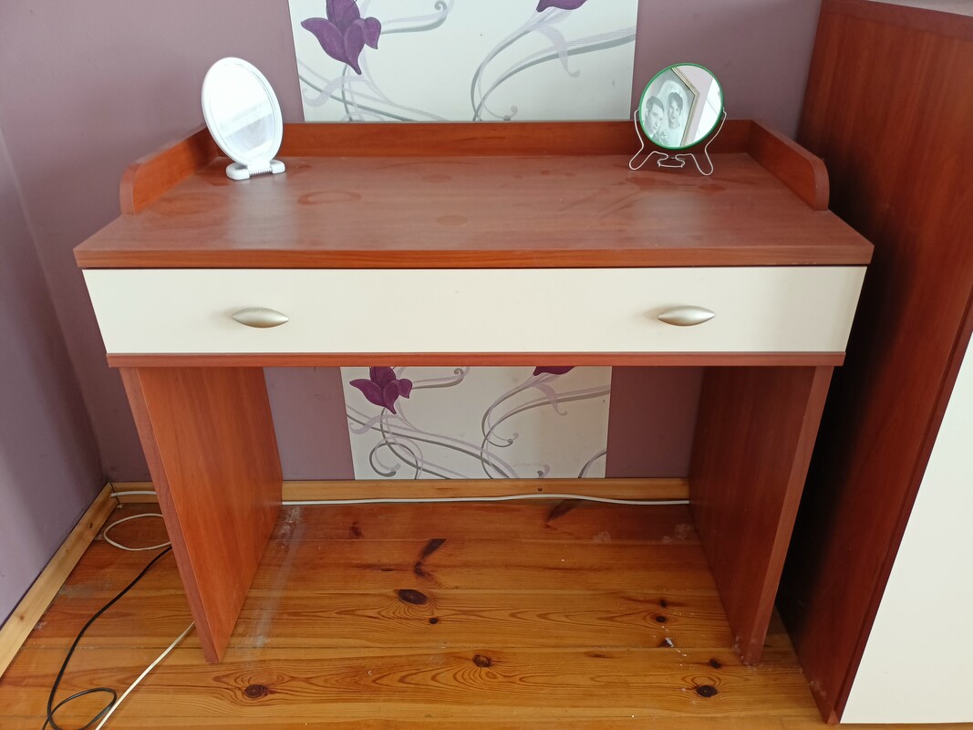 Elbląg Sprzedam w bardzo dobrym stanie meble do sypialni i tylko w całości. W zestawie znajduje się:
- Łoże