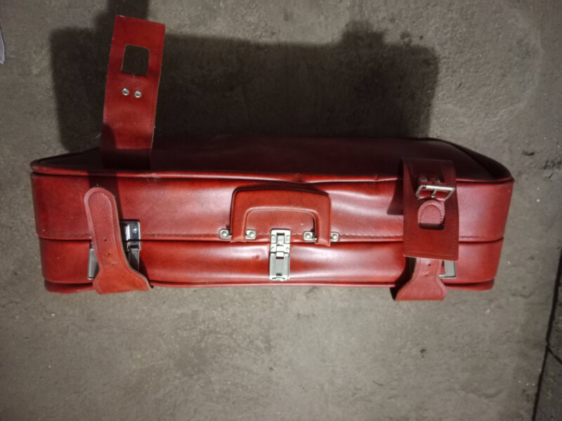 Elbląg Sprzedam walizkę z czasów PRL czerwona. Stan widoczny na zdjęciach. Wymiary długość 70 cm, szerokość 45 cm,