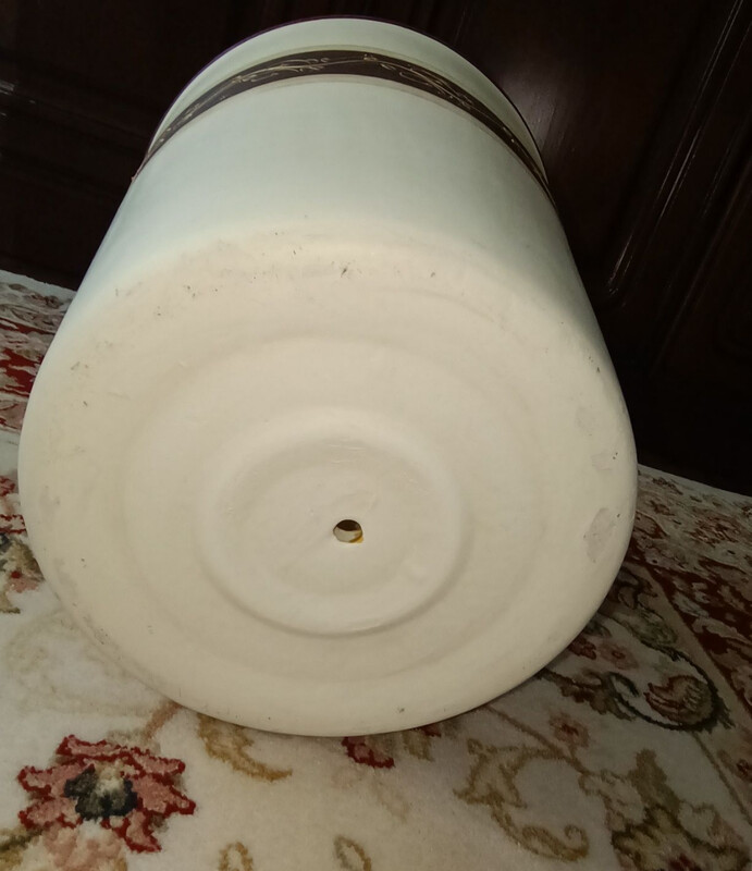 Elbląg Donica ceramiczna mało używana. Wysokość 36 cm
Średnica 30 cm
Kolory beżowo-brązowa.
W środku donicy widoczne