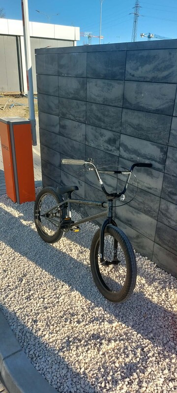 Elbląg Sprzedam rower BMX Kink Curb z 2022 roku w kolorze Matte Brushed Silver. Rower w bardzo dobrym stanie, gotowy