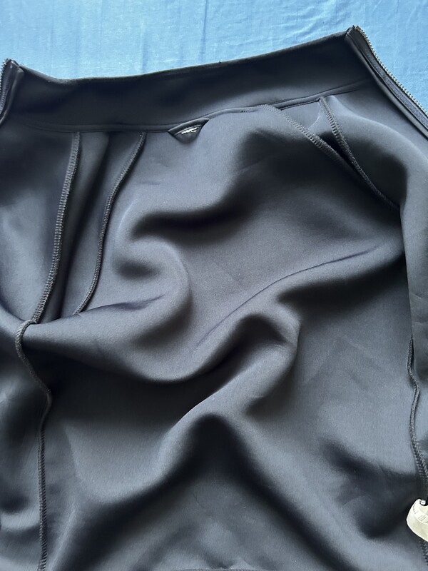 Elbląg Sprzedam używane bluzy w dobrym stanie:
Czerwona bluza - Rozmiar: 164 - cena 10zł
Czarna bluza - Rozmiar: 152 -