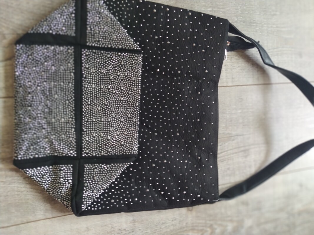 Elbląg 1.Torebka kopertówka NOWY z metką - 35 zł
2.Worek czarny NOWY - 40 ZŁ
3.Torebka Monnnari - 20zł
4.Srebrna