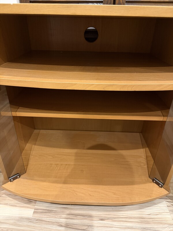 Elbląg Sprzedam szafkę pod telewizor w stanie ogólnym dobrym. Wysokość ok 65 cm, głębokość 44 cm, szerokość 66 cm.