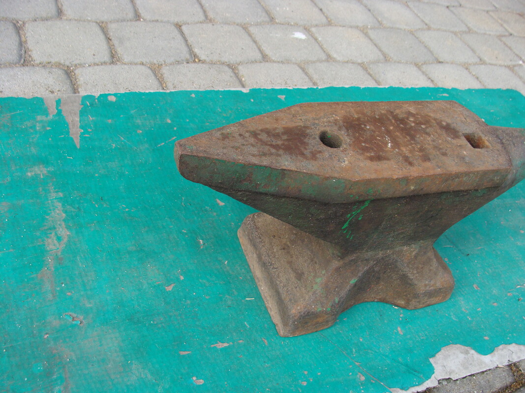 Elbląg Sprzedam kowadło staliwne, 25 kg, używane w bardzo dobrym stanie. długość-41,5 cm. szerokość-9 cm. wysokość18,5