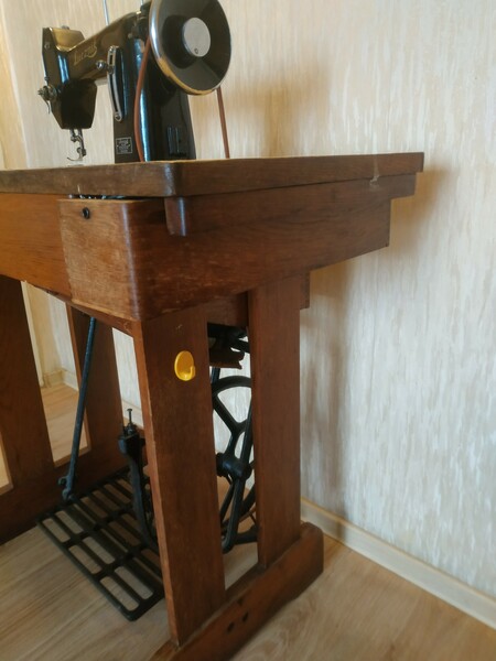 Elbląg Sprzedam maszynę do szycia ŁUCZNIK KL.82 z szafką napędzaną nożnie, produkowana w latach 1954-1959 w pełni