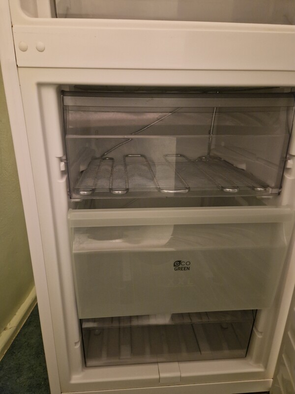 Elbląg Sprzedam używaną lodówkę w stanie dobrym. Wymiary lodówki wys. 173 cm, szer. 60cm, głębokość 53 cm. Model POLAR