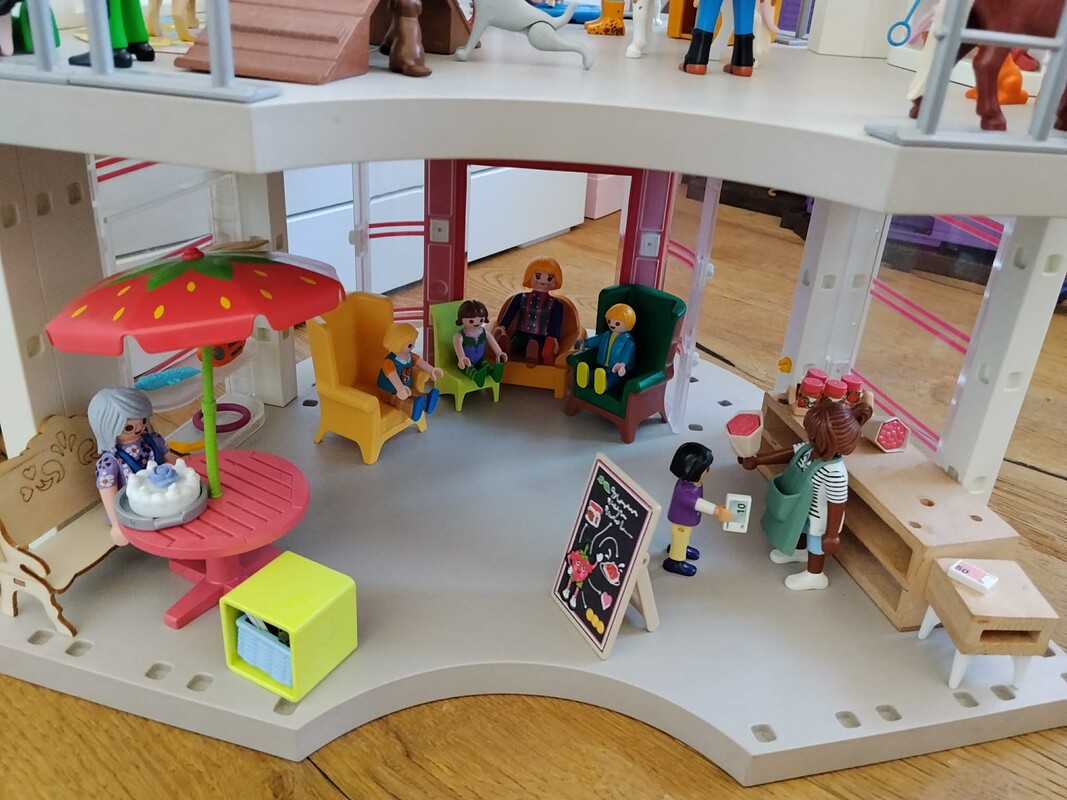 Elbląg Sprzedam duży zestaw klocków Playmobil. Bazą jest dom handlowy + dużo różnych dodatków i figurek. Stan bdb.