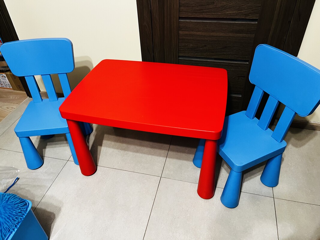 Elbląg Sprzedam zestaw Mammut, 2 krzesełka i stolik tej samej firmy. Dodatkowo 3 krzesełko innej firmy gratis. Stan