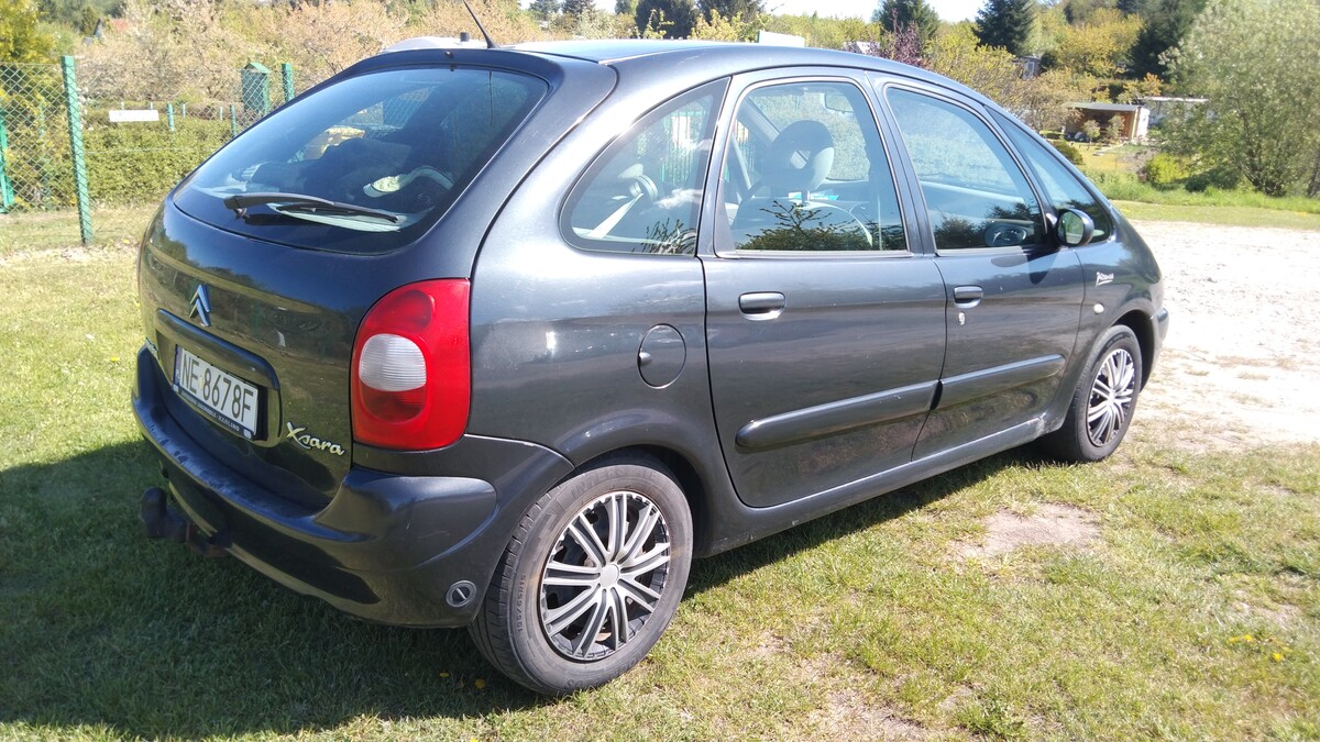 Elbląg Citroen w pełni sprawny, bardzo dobrze wyposażony jak na tamte czasy i co ważne wszystko działa, łącznie z