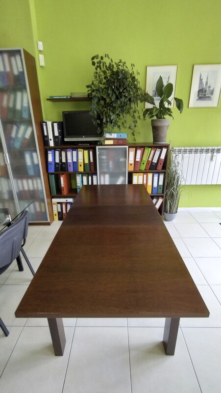 Elbląg Używany, rozkładany stół firmy KLER. Rozkłada obydwie połówki jednocześnie.
Wymiary:
wysokość 70 cm,