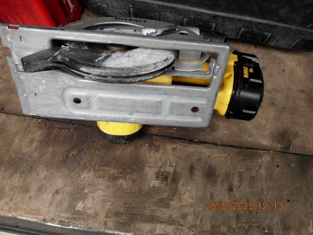 Elbląg DeWalt DW936 piła tarczowa DEWALT DW 936 piłatarczowa sprawna, bateria do regeneracji Do piły można dokupić