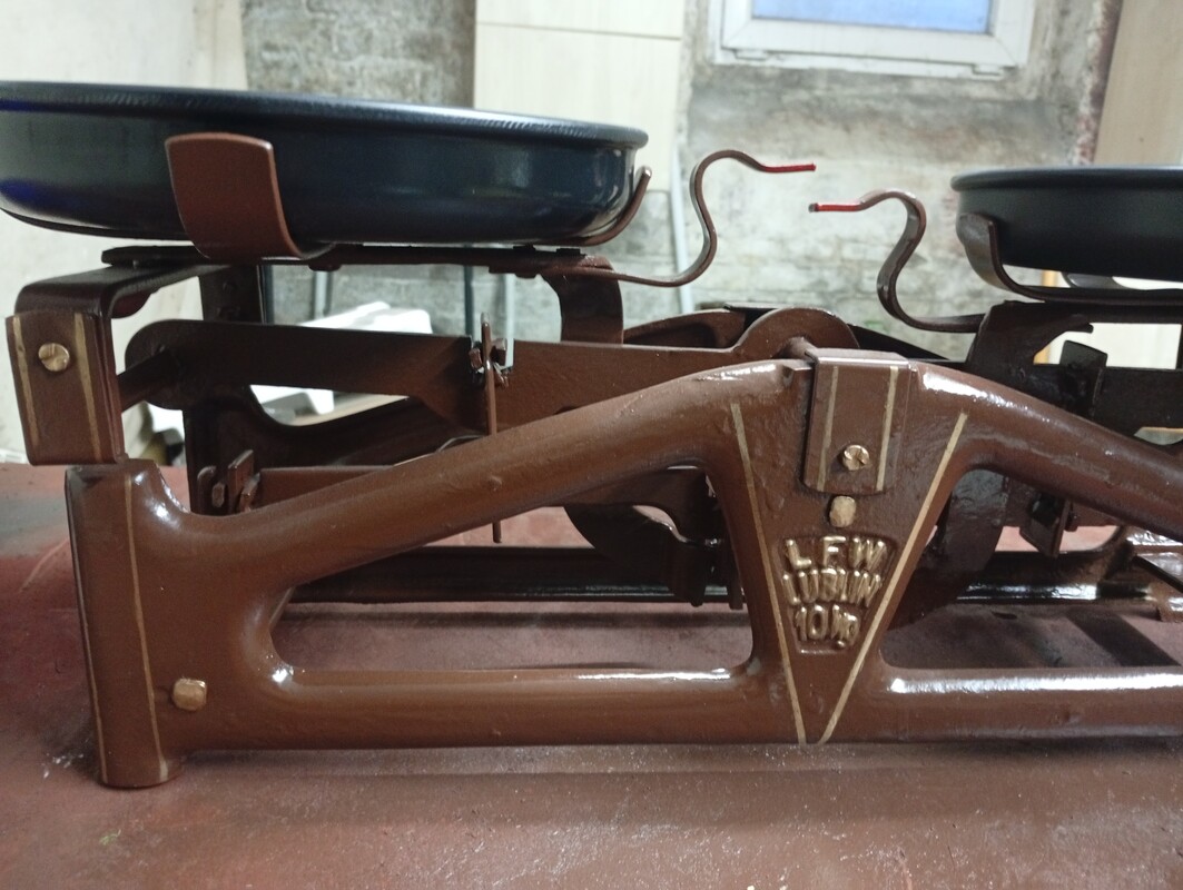 Elbląg OKAZJA! Sprzedam 2 wagi szalkowe zabytek PRL po całkowitej renowacji sprawna atrakcyjny wygląd szalki