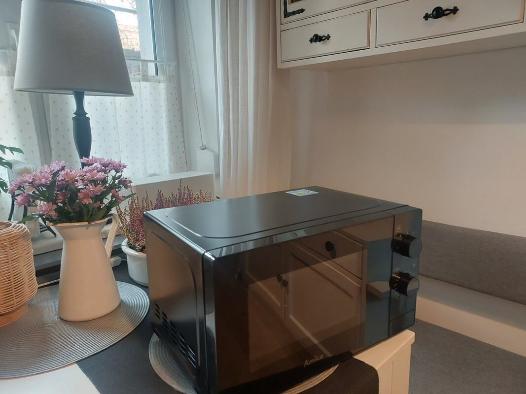 Elbląg Sprzedam kuchenkę mikrofalową AMICA AMMF20M1GB 700W średnica 25.5 cm pojemność 20L