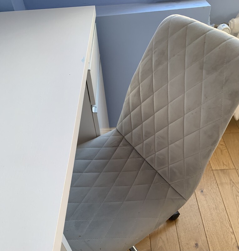 Elbląg Sprzedam meble pokojowe:
-ciemnozielony fotel Ikea 150 zł
-łóżko sosnowe jednoosobowe 200 zł
- biurko