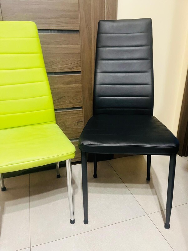 Elbląg Sprzedam 3 krzesła ekoskóra. Stan widoczny na zdjęciach, wg mnie dobry/bardzo dobry.