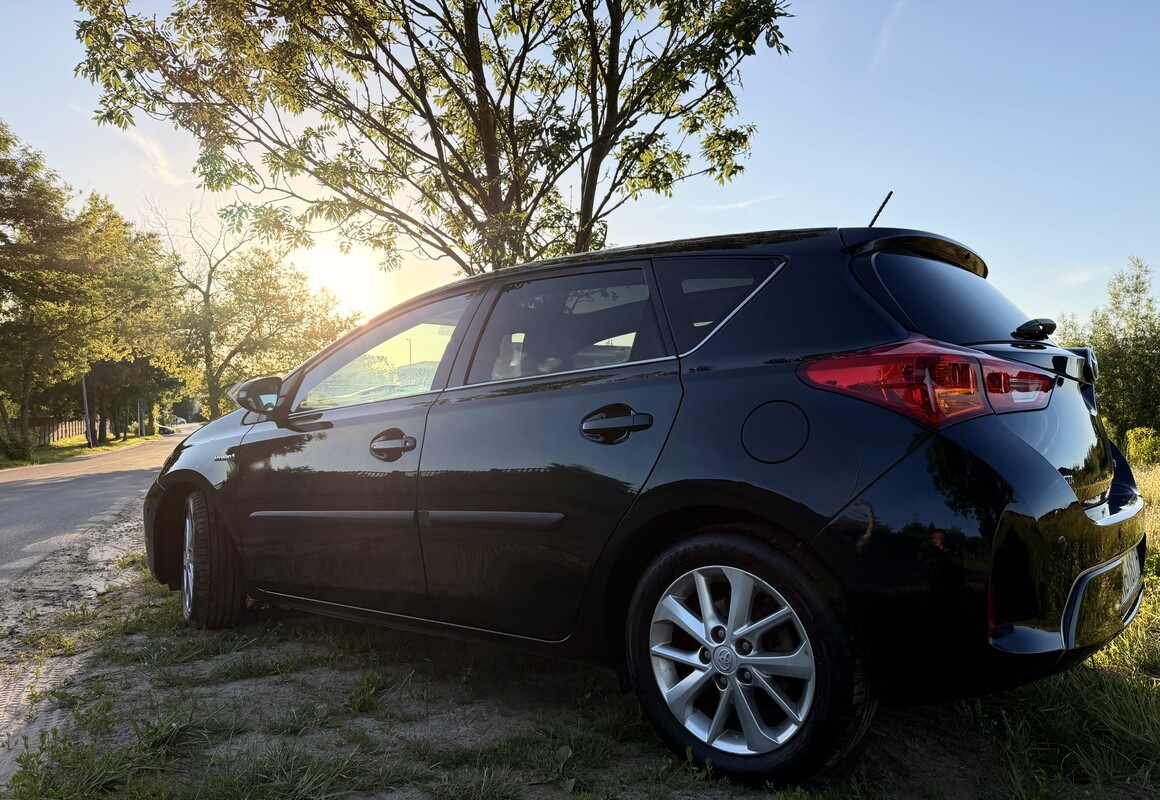 Elbląg Toyota Auris II - 1.8 Hybrid Hatchback - 136KMNajwyższa wersja wyposażenia - PrestigePrzebieg: 129tys