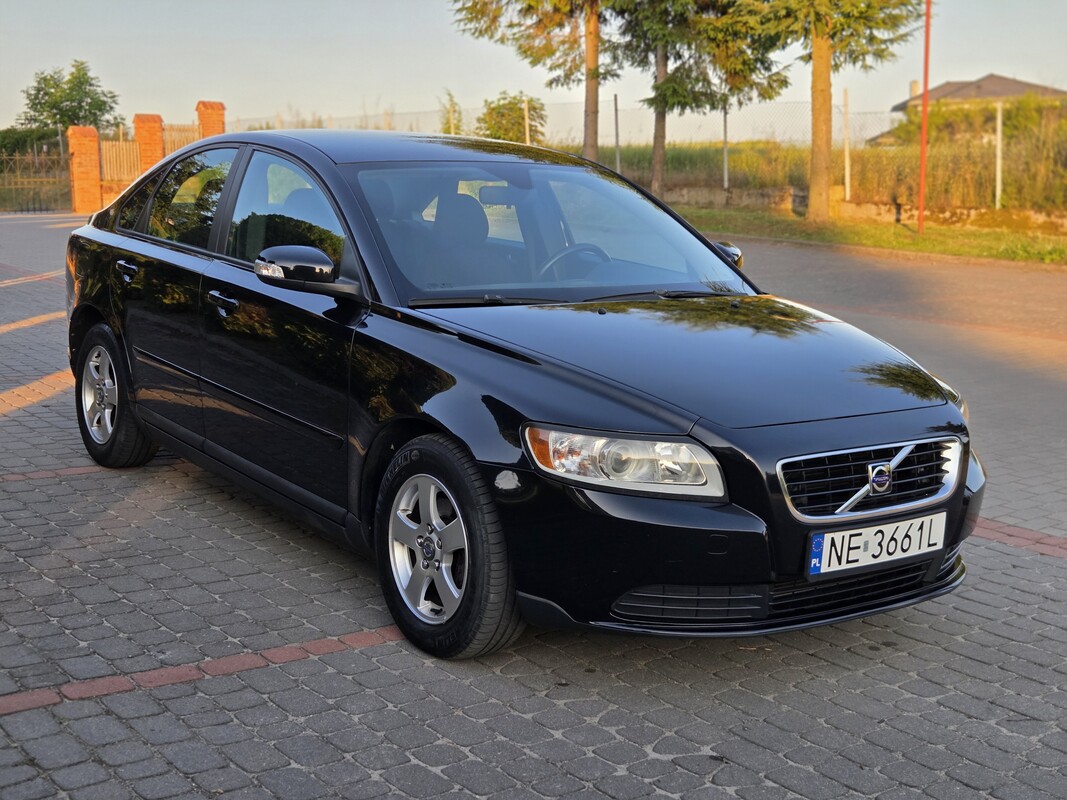 Elbląg Oferuję do sprzedaży Volvo S40 z 2007 roku – klasyczny sedan z niezawodnym silnikiem benzynowym 1.8 o