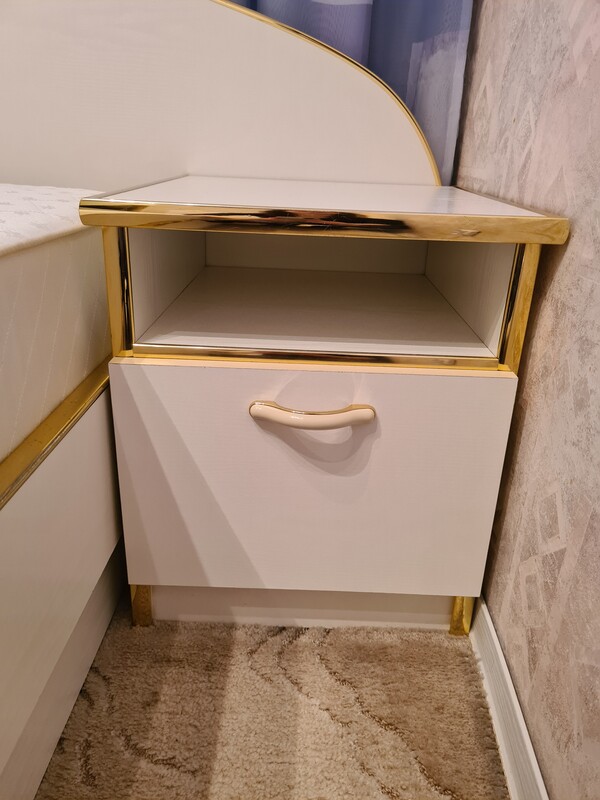 Elbląg Sprzedam używany zestaw sypialniany: Łóżko (skrzynia + materac na ramie) o wymiarach 210 cm x 144,5 cm,