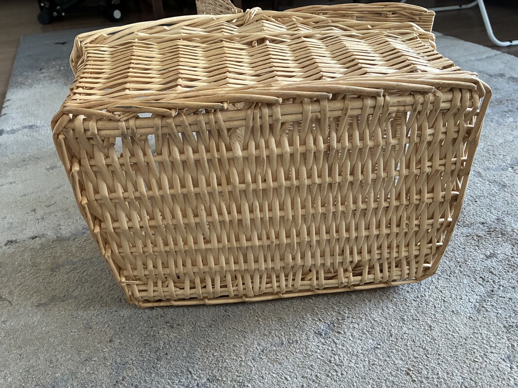 Elbląg Sprzedam duży kosz piknikowy (wiklinowy) w bardzo dobrej kondycji (praktycznie nowy)
Kosz posiada dwie klapy