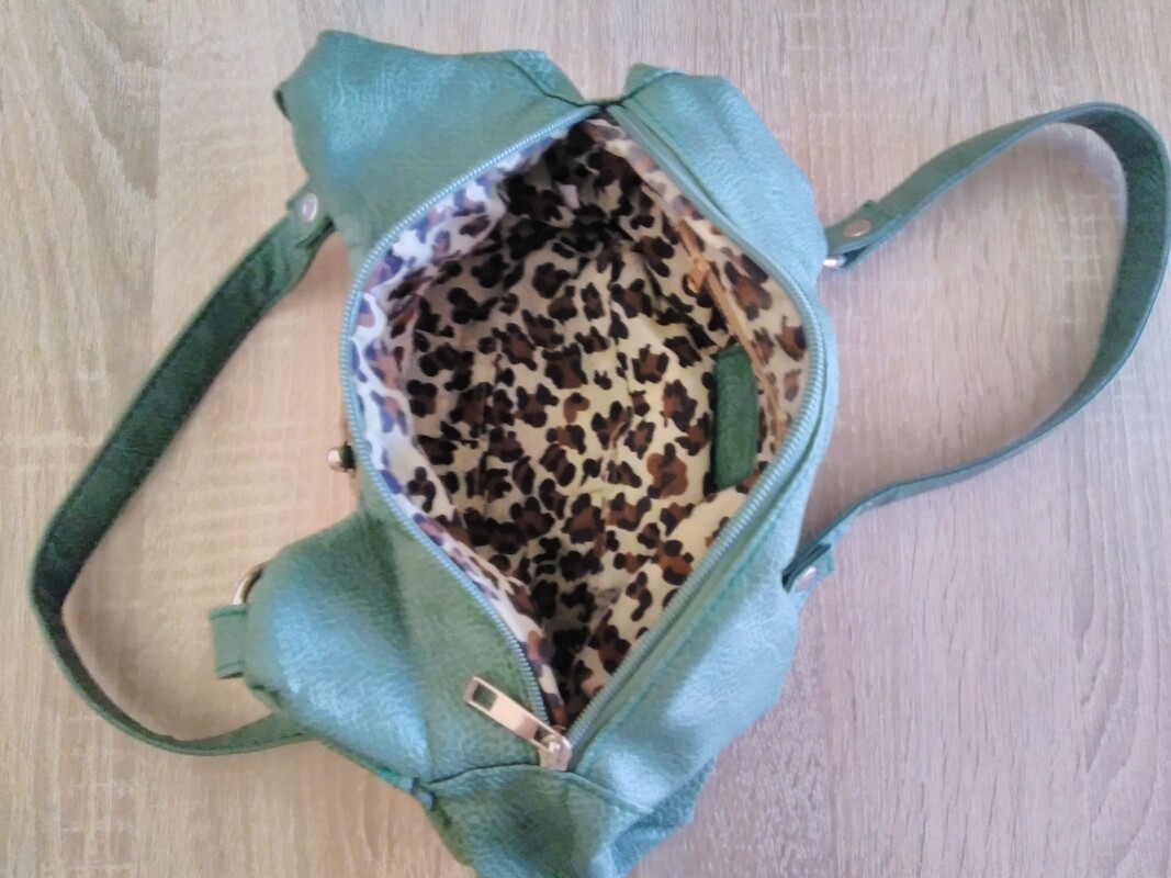 Elbląg Sprzedam 2 torebki używane w cenie 20 złotych za jedną torebkę.