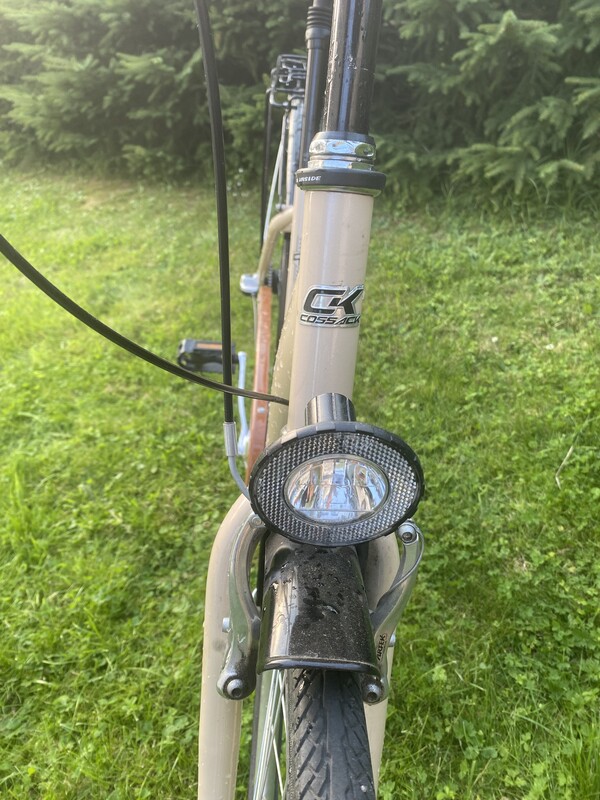 Elbląg Sprzedam rower cossack w pełni sprawny, rozmiar opon 28 cali, przerzutki 3 biegowe. Stan bardzo dobry. Po