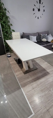 Elbląg Sprzedam 
stół lakierowany biały do jadalni  rozkładany. Wymiary 
90x160 
Po rozłożeniu 90x220
Miejsce odbioru