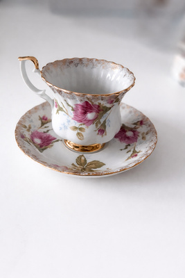 Elbląg ☕ Porcelanowa filiżanka ze spodkiem &ndash; róże & złocenia 🌸
Na sprzedaż wyjątkowa