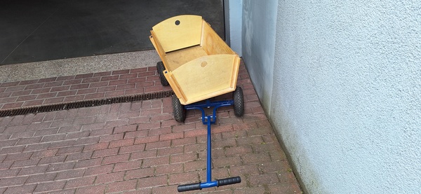 Elbląg Wózek plażowy. Rama metalowa, wnętrze ze sklejki.