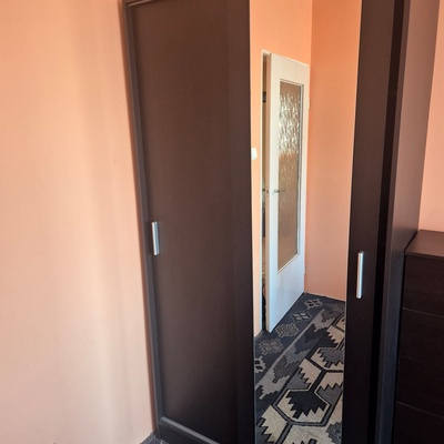 Elbląg Zestaw mebli / stan bdb / ciemny braz- szafa z lustrem ( 2 x drzwi przesuwane) - szer. szafy 105 cm- stolik rtv