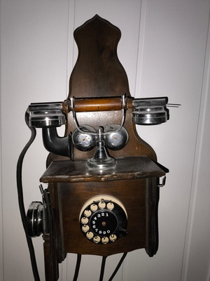 Elbląg Sprzedam zabytkowy drewniany telefon ścienny z tarczą numerową.